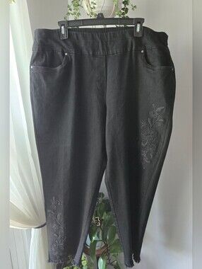 Alfred Dunner Black Embroidered Capri Pants Size 18W Pull On Stretch Frayed Hem